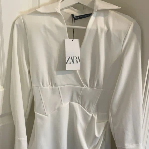 Säljer nu denhär fina zara klänningen för den inte passar mig men helt oanvänd  - Bra skick helt oanvänd storlek S 
