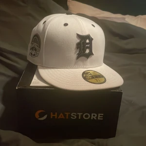 New Era keps - Helt ny New Era keps Storlek 7, 7/8 - 62,5cm Säljer för att den inte passade mig