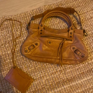 Balenciaga väska - Balenciaga väska i en unik orange brun , spegel tillkommer. I fint skick då den har används varsamt. 6500 eller diskuterbart pris vid snabb affär 🌺