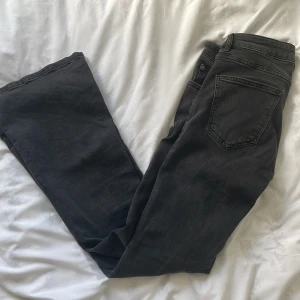 Grå Jeans  - Fina jeans från lager 157, i storlek S,short. Super fina men kommer inte till användning 💕