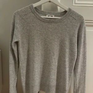 Grå Soft Goat cashmere tröja - Grå Soft Goat Tröja. Skick 9/10. Storlek S. Nypris 2700. 