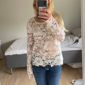 Spets tröja - Fin tröja nu till hösten/vintern. Säljer då den är lite stor på mig. Jättefint skick💕 