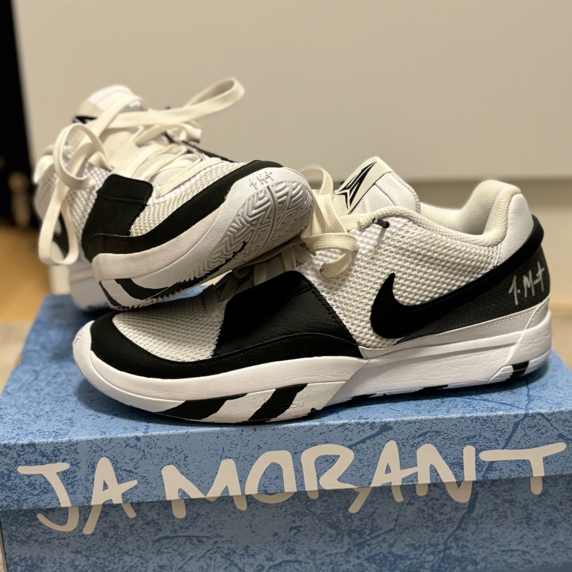 White and black Ja 1