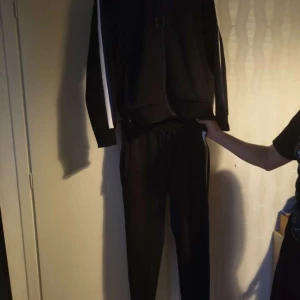 Hugo Boss Dress - Storlek M, fint o gott skick  Pris kan diskuteras vid snabb och smidig äffär.