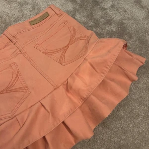 Volang kjol  - Söt egen sydd volangkjol. Midjemått är 38cm och längden är 34cm. Super fin till en stickad tröja!