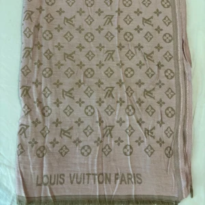 Lv sjal - Säljer denna Louis Vuitton sjal som är köpt i Marbella för 2 år sedan. Super fin men har inte kommit till användning. Går och ha båda färgerna💖🌸