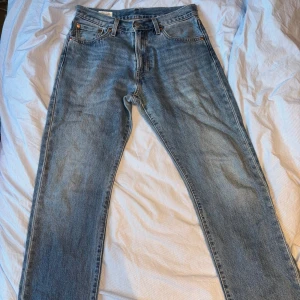 Levi’s 551 - W29 L30 i ljusblått.  Säljer dom för att dom inte är min stil längre. Har inte använt dom så mycket. 