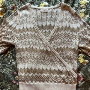 Lindex tröja i missoni mönster - En jättesöt missoni inspererad tröja från Lindex som jag köpt här på Plick. Den är insydd i midjan men det är ingenting som märks speciellt mycket, det är också lätt att sprätta upp om man skulle vilja det😊