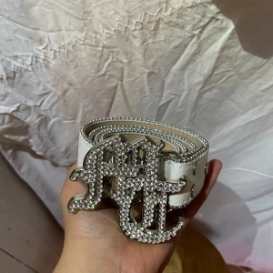 Tuttolente bälte  - Tjena säljer mitt tuttolente bälte eftersom det inte riktigt var min stil. Storlek: L Skick: 7/10 det är tre stycken egen gjorda hål men varenda diamant sitter kvar.  Om du har några frågor, funderingar eller vill ha fler bilder så skriv till mig.