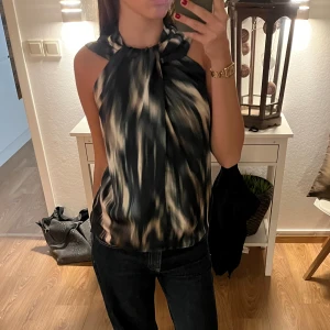 Topp  - Säljer denna jättefina toppen. Knappt använd så kommer i jättebra skick💗 den är perfekt till middag eller fest💗