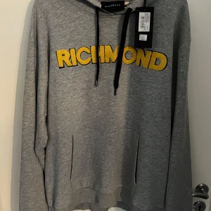 JOHN RICHMOND HODDIE - Helt ny och oanvänd JOHN RICHMOND hoddie med tags och prislapp. Nypris: 1920 kr Först till kvarn.