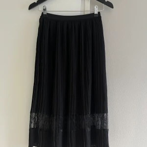 Långkjol - kjol - plisserad kjol - Vila - Svart långkol från Vila i strl S. Använd en handfull gånger. Mycket fint skick. Fina detaljer. Spets och plisserat tyg.  