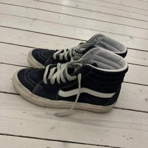 Marinblå Vans - Höga Vans i marinblå mocka. Strl 40