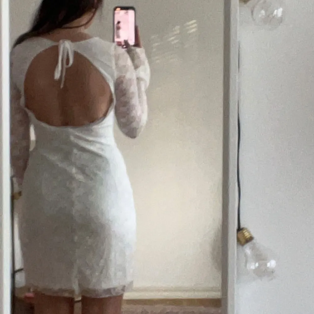 Studentklänning i nyskick 🎀Klänningen är i storlek 36 💕Användes enbart en gång under studentdagen och har inga defekter, därför precis som när jag köpte den ✨Helt slutsåld på hemsidan!. Mekot.