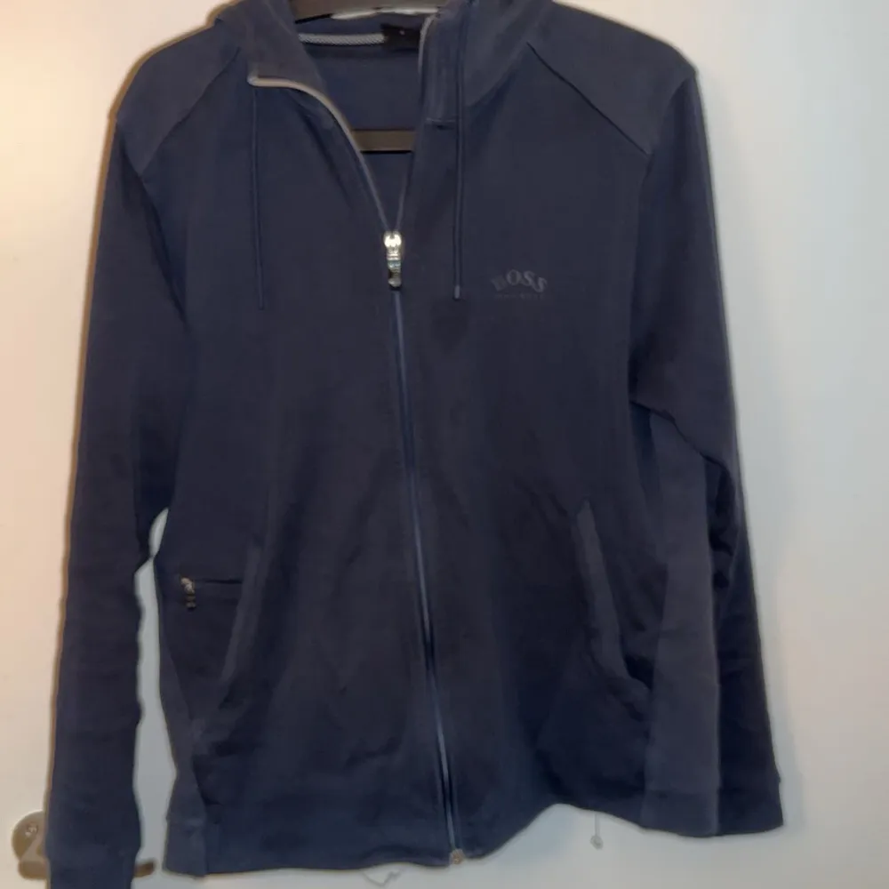 Storlek S Hugo Boss tröja använd 6/10 i skick . Hoodies.