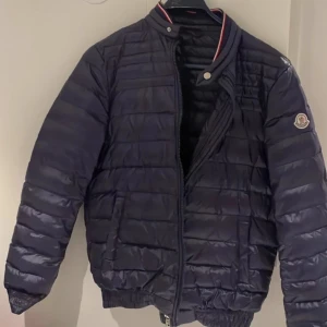 Moncler jacka - Riktigt fet moncler jacka i väldigt bra skick utan hål eller något liknande, det är XXL i barnstorlek så sitter som vanlig S, skriv vid minsta fråga eller fundering🔥👍
