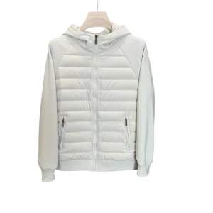 Vit Cardigan - Säljer en helt ny vit cardigan. Den är helt ny inkommen i lager och finns i storlekar S, M, L