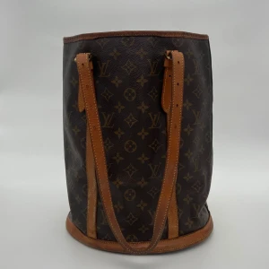 Louis Vuitton Bucket - Louis Vuitton Monogram Bucket Gm Shoulder Bag  Skick: C, väldigt fint vintage skick. Tyget på insidan lossnar lite. Se alltid bilder för egen uppfattning.  Serienummer: AR0965  Sku: V013  Mått: B27cm x H34cm x D20cm x Shoulder Drop 15-30cm
