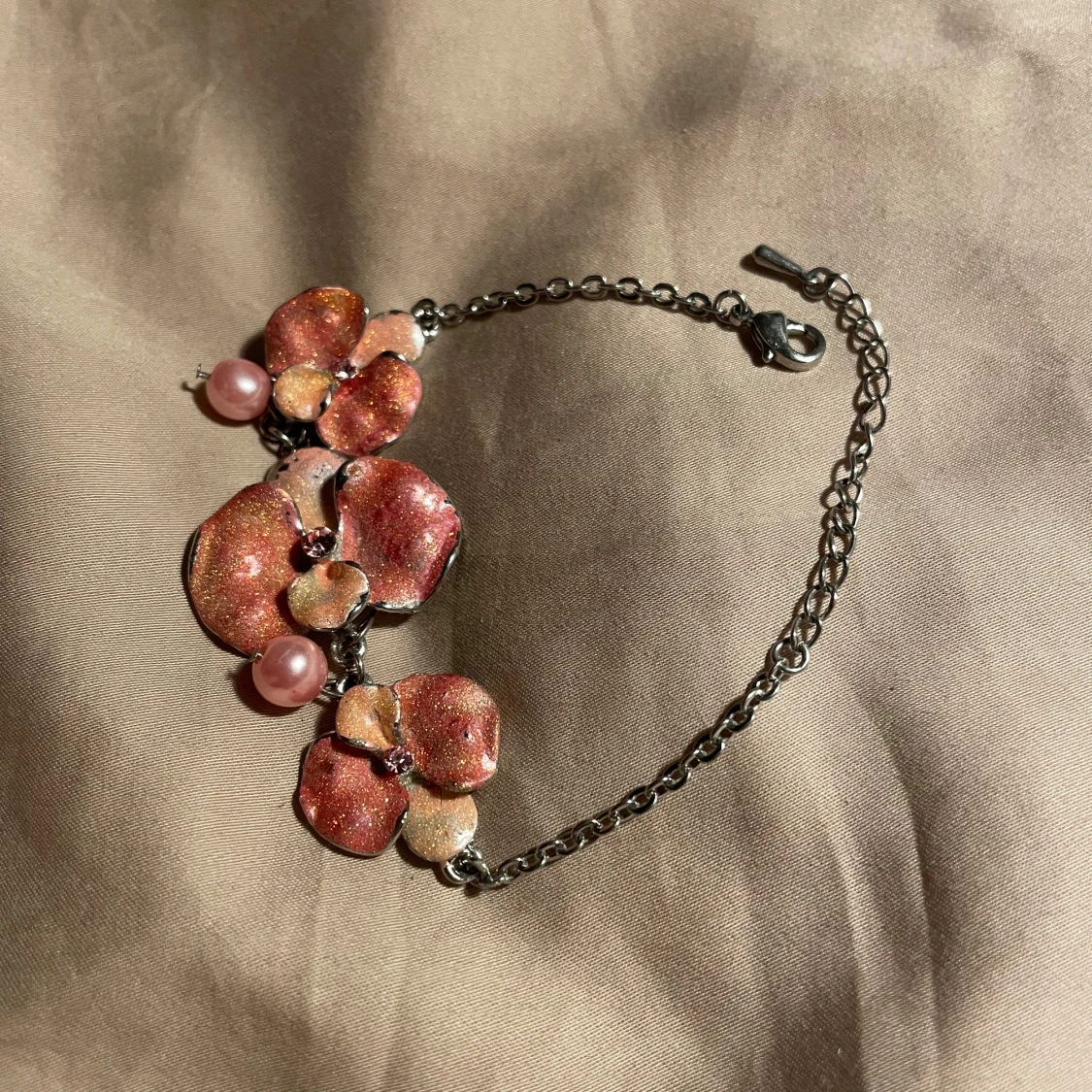 Rosa blommigt armband med pärlor - 90