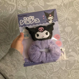 Kuromi Scrunchie - Oöppnad då mitt hår och scrunchies inte kommer överens…