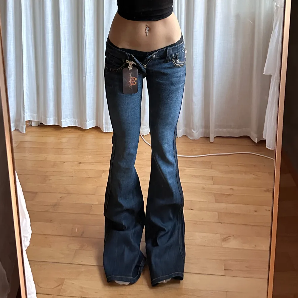 Världens finaste vintage jeans från 00-tal märket Frankie B.😍tyvärr försmå! Lappen är kvar och nypris är $196, enda defekt e knappen på bild 4💓midja 38 innerben 91 grenhöjd 16, jae 165 . Jeans & Byxor.