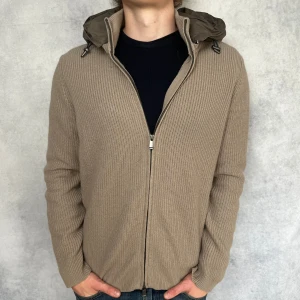 Massimo Dutti cardigan jacka - –  Skick: 8,5/10, inga defekter.  –  Storlek: L  –  Slutsåld modell, riktigt sällsynt  Modellen på bilden är 183 cm lång