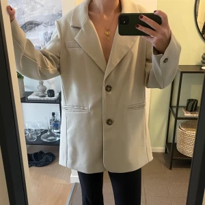 Snygg oversize kavaj - Väldigt fint skick, oversize så passar både xs och s!