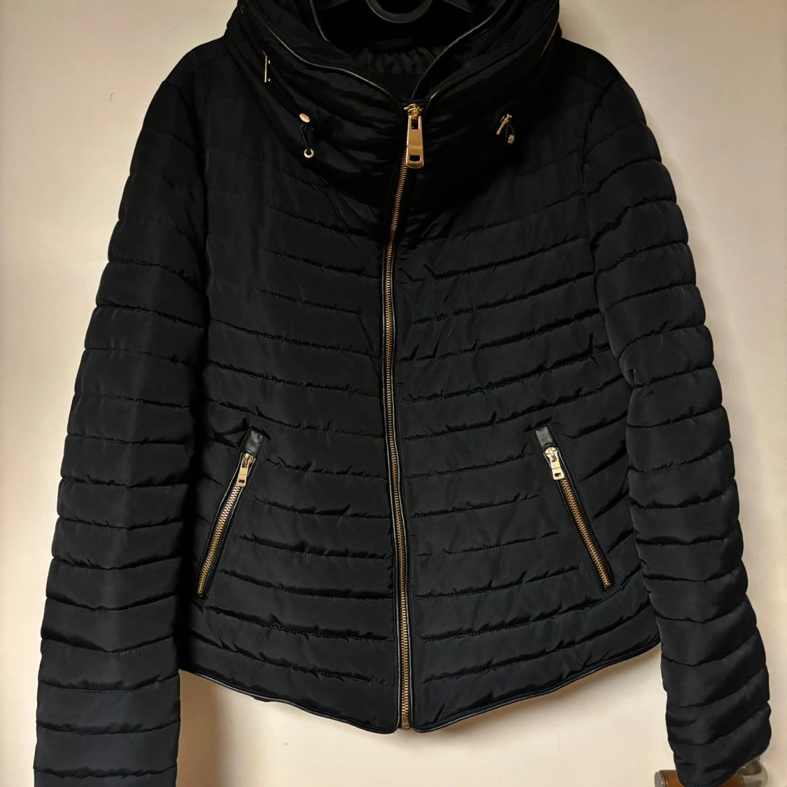 Svart pufferjacka med gulddetaljer - 90
