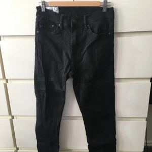 Svarta slim jeans från H&M - Säljer ett par svarta slim jeans från H&M i storlek 30/34. De består av 98% bomull och 2% elastan, vilket ger en skön stretch. 