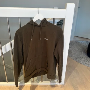 Grön hoodie från ciszere - Säljer en snygg brun hoodie från ciszere i storlek L. Den är perfekt för höst och vinter med sin mysiga och varma känsla. Hoodien har en klassisk design med en stor ficka fram och justerbar huva. Perfekt för både chill och casual outfits!
