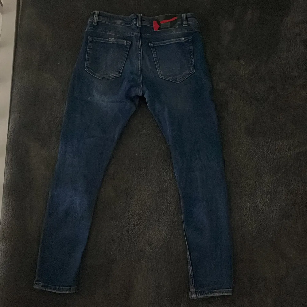 Säljer ett par snygga blå jeans från Valentino i bra skick. De har en slim passform. Perfekta för både vardag och fest! 🕺. Jeans & Byxor.