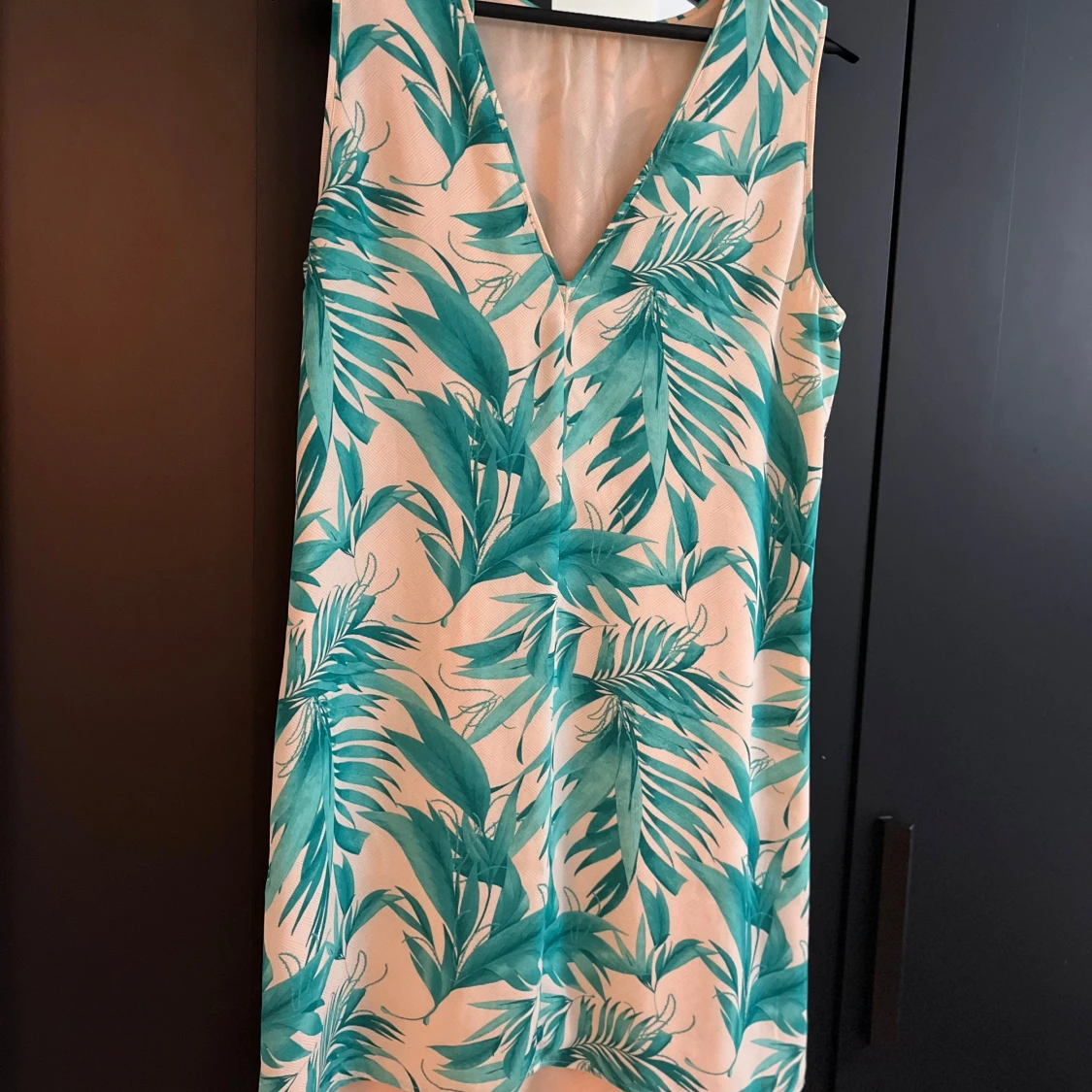 Somrig ärmlös klänning med grönt bladmotiv