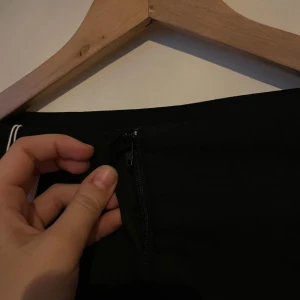 Svart minikjol, strl 40 - Svart minikjol i strl 40 från Monki. Aldrig använd med prislapp kvar. Originalpris 289. 