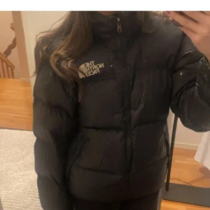 the north face puffer jacket - Säljer min vinterjacka ifrån the north face. Fint skick men har haft ett hål som sytts igen (sista bilden). Syns dock knappt. Herrstorlek XS men passar nog de flesta.