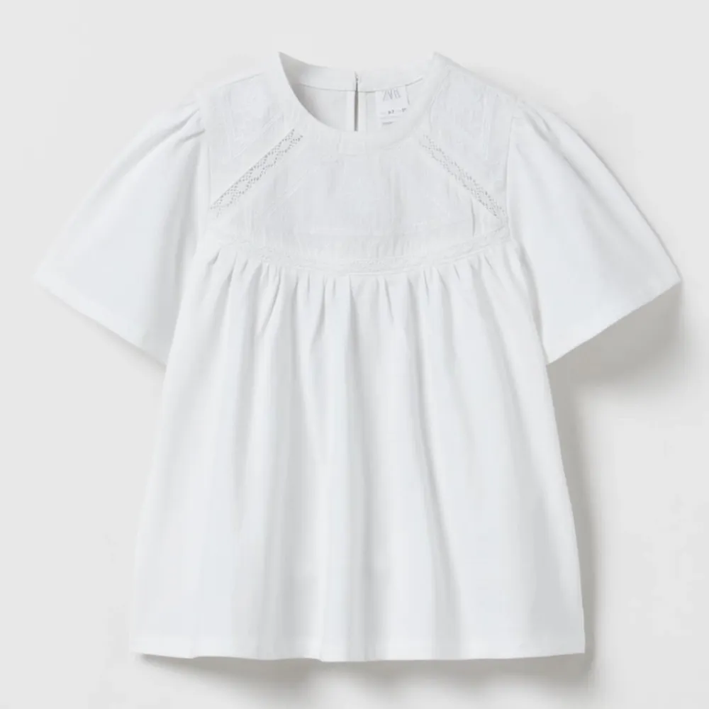 super fin slutsåld topp från zara i storlek 164 passar som Xs få tals gånger andvänd så i toppen skick🥰💕. Puserot.