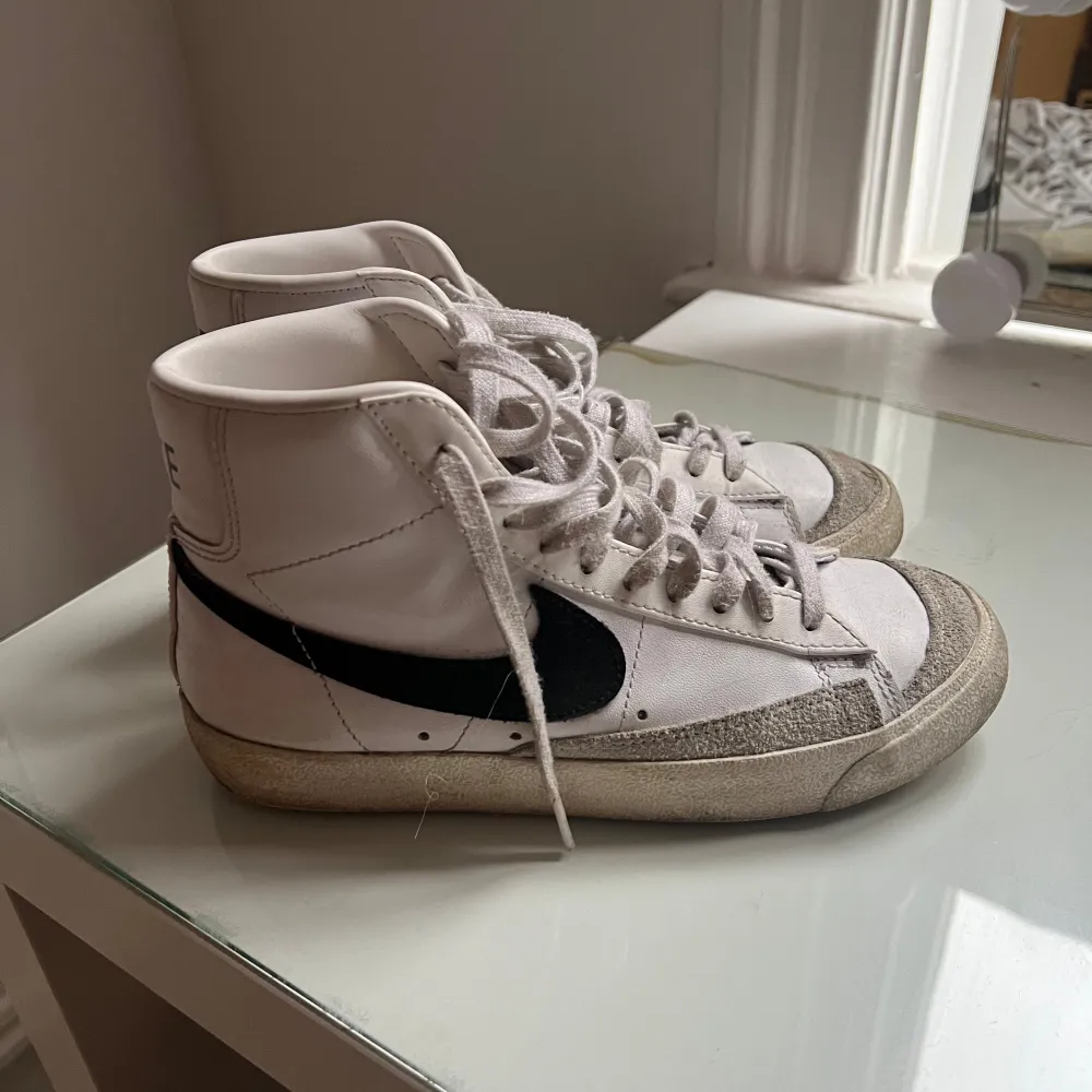 Nike blazer sneakers i storlek 38. Använda men inte trasiga eller särskilt slitna. Finns att hämta i Örebro eller så fraktar jag samma dag!💖. Skor.