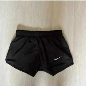 Svarta träningsshorts från Nike - Säljer ett par svarta träningsshorts från Nike.🖤