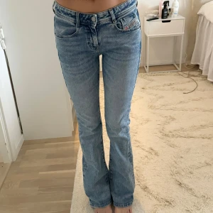 Lågmidjade Diesel jeans - Säljer dessa flare jeans från diesel. Nypris 1500. Jeansen är lite urtvättade på baksidan som går att se på andra bilden! Jag är 171. 