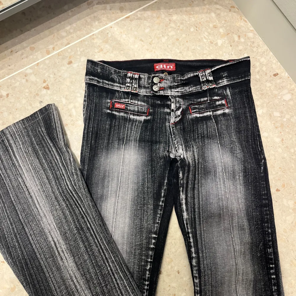 Säljer dessa skit snygga jeans, i jätte bra skick. Helt oanvända och perfekta nu till hösten! Väldigt stretchiga. Kom privat för måtten💕. Farkut & Housut.