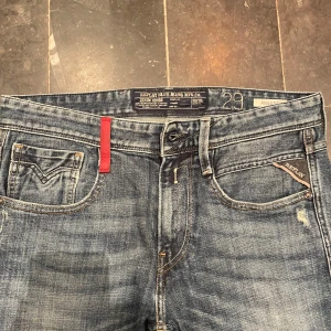 Replay jeans anbass  - Ett par riktigt feta replay anbass jeans som ej kommer till användning skicket är 9 av 10  W29 L32  Jeansen sitter lite mindre men rekommenderar starkt! Hör av er vid minsta funderingar 🤝KAN GÅ NER I PRIS VID SNABB AFFÄR 
