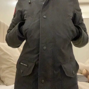 Canada Goose - Säljer min Canada Goose jacka köpt från Johnells för ungefär 2 år sedan. Inga skador, inga slitningar. Modellen heter trillium parka. Jackan har tvättats på kemtvätt en gång. Storlek XXS, sitter som XS & S och går att justera vid midjan inifrån 🌸