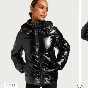 Svart pufferjacka från Nelly - Säljer en snygg svart pufferjacka från Nelly i storlek S. Då den inte kommer till användning längre den är i helt ny skick och bara använd ett antal gånger. Perfekt nu till vintern💗