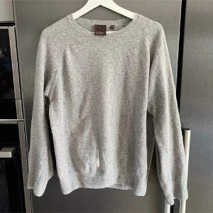 Oscar Jacobsson tröja - Säljer nu en riktigt snygg och trendig Oscar Jacobsson tröja, tröjan är i väldigt bra skick och det är bara att ni hör av er om ni har några frågor! 