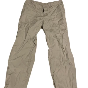 Cargo byxor - Bra skick, nästan aldrig använt. Kommer med skärp. 