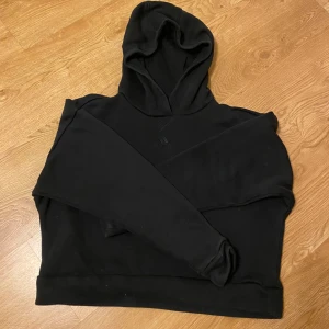 Svart hoodie från Adidas - Säljer en svart hoodie från Adidas i storlek 164. Den är superbekväm och perfekt för både träning och chill. Hoodien har en klassisk design med en liten Adidas-logga på framsidan. Perfekt för höst och vinter! pris kan diskuteras.