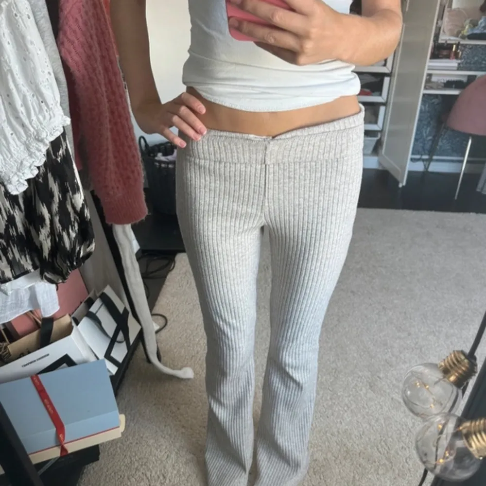 Säljer dessa utsvängda mjukisbyxorna ifrån Gina! Jätte bra skick och i ett tjockt och varmt material som är perfekt nu till hösten🥰🍂. Jeans & Byxor.