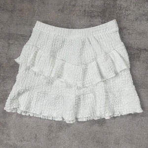 Vit smockad tubtopp - Säljer en superfin kjol som också kan vara en tubtopp! Köpt på zara och den är j nyskick😍