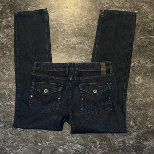 lågmidjad jeans  - asnygga straight lågmidjade jeans med coola fickor från gamla vero moda :)  midjemått: 36cm  innerben: 75cm 