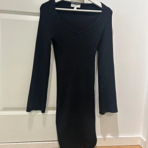 Stickad klänning - Jättefin stickad klänning som endast är använd 1 gång 