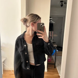 Jeans jacka  - Jättefin jeans jacka som aldrig kommer till användning 